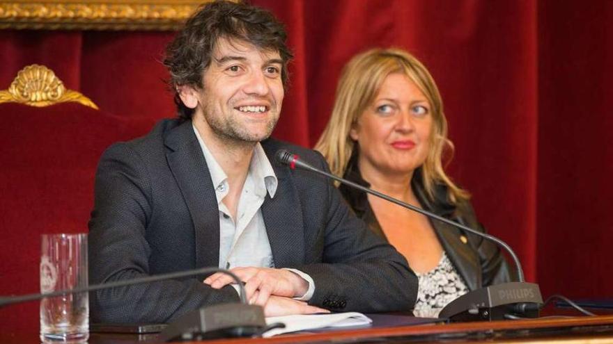 Jorge Suárez y Beatriz Sestayo durante un pleno municipal en Ferrol. // FdV