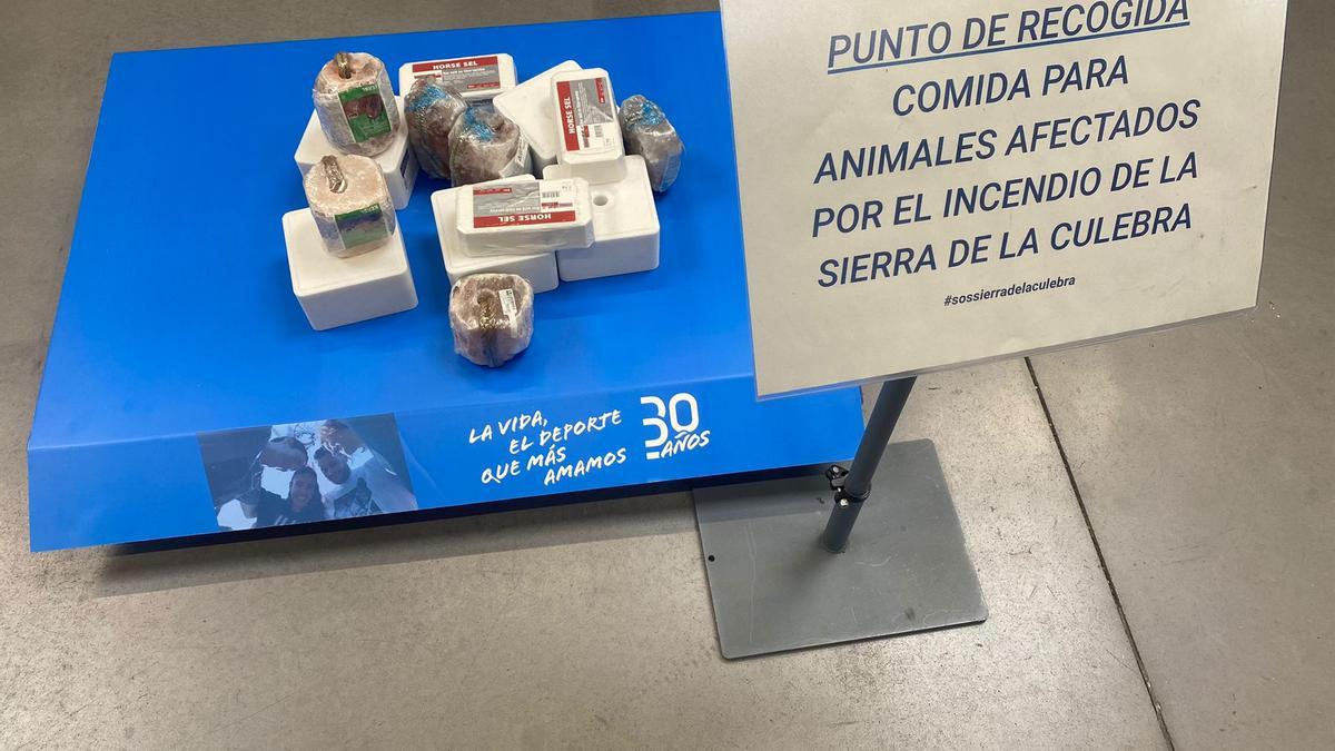 Punto de recogida de alimentos para los animales afectados por el incendio.