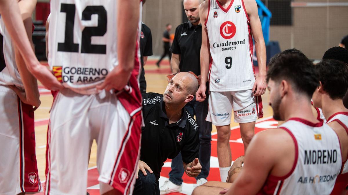 Serna, dando instrucciones a sus pupilos durante un tiempo muerto