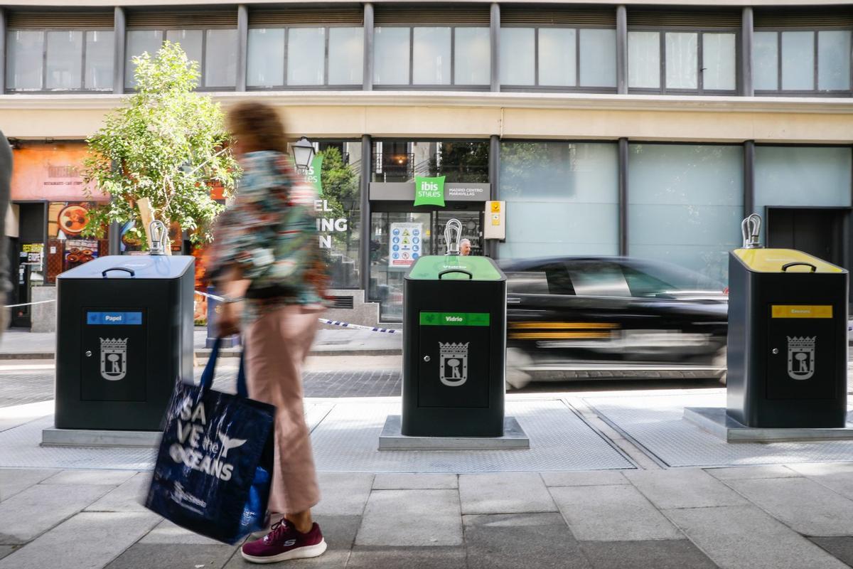 Contenedores de basura en una calle de Madrid.