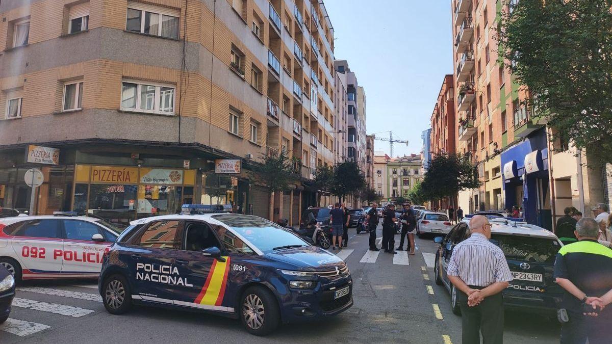 Un instante de la intervención policial en la calle Pola de Siero.