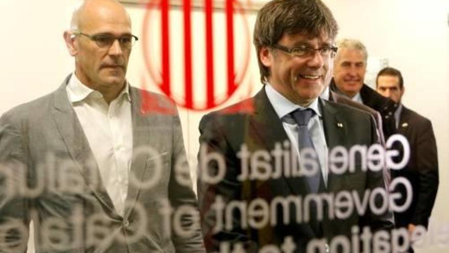 Puigdemont amb el conseller d&#039;Exteriors, Raül Romeva.