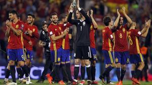 Los jugadores de la selección española celebran el triunfo ante el Albania y el billete al Mundial.