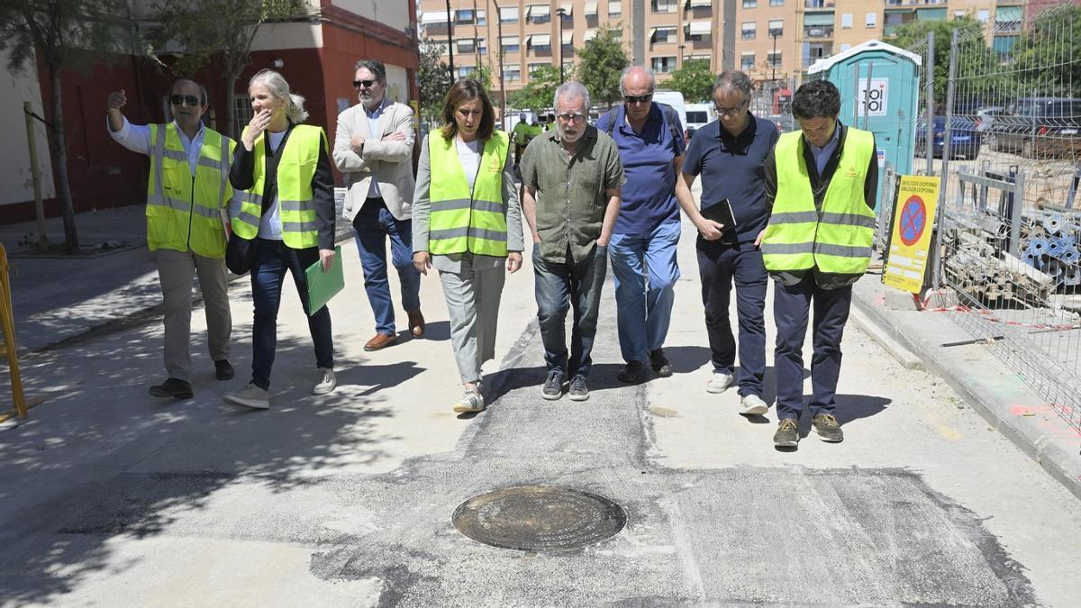 La alcaldesa y el concejal de  Gestión del Agua en la visita a las obras de saneamiento
