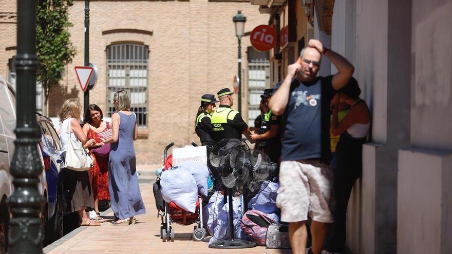 Riesgo de derrumbe: el Ayuntamiento de Zaragoza desaloja un edificio en la plaza Santo Domingo