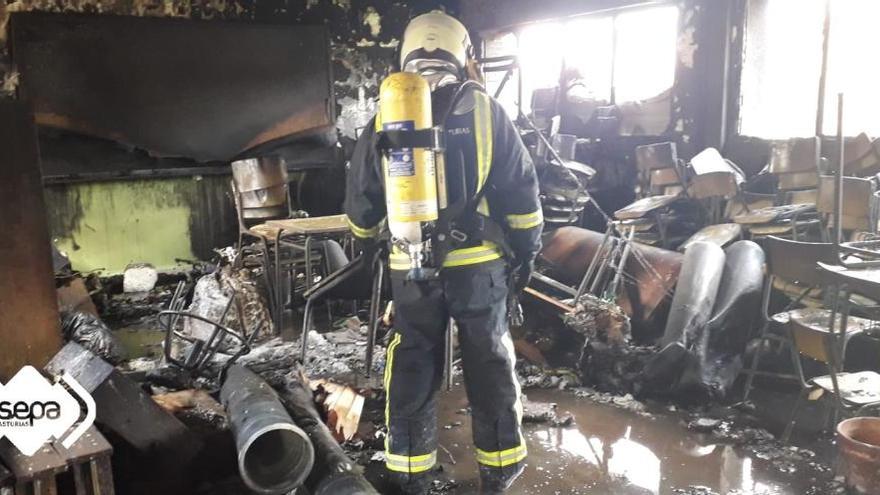 Desalojan a 80 alumnos del colegio Poeta Juan Ochoa de La Luz por un incendio en un almacén