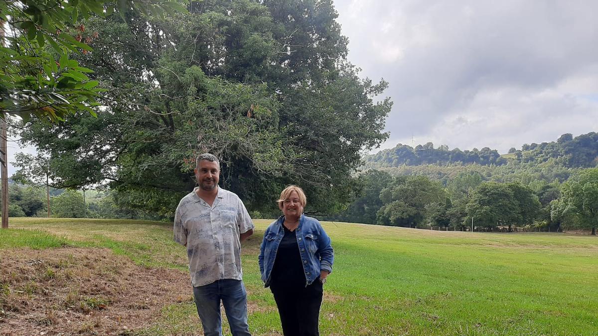Los ediles Javier Rodríguez y Ana Nosti, en el Prau de la Sobatiella