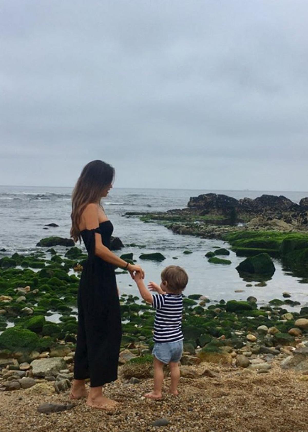 Sara Carbonero con su hijo Lucas en la playa