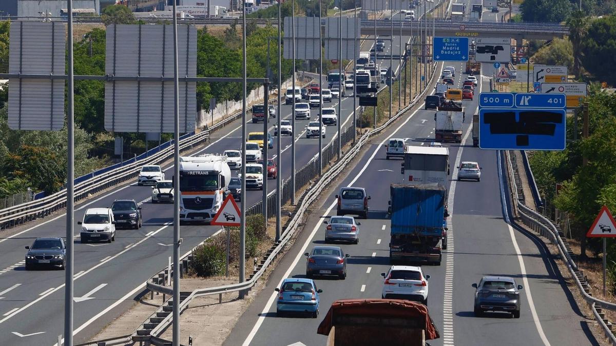 Tráfico denso en la autovía A-4 a su paso por Córdoba, hoy martes.
