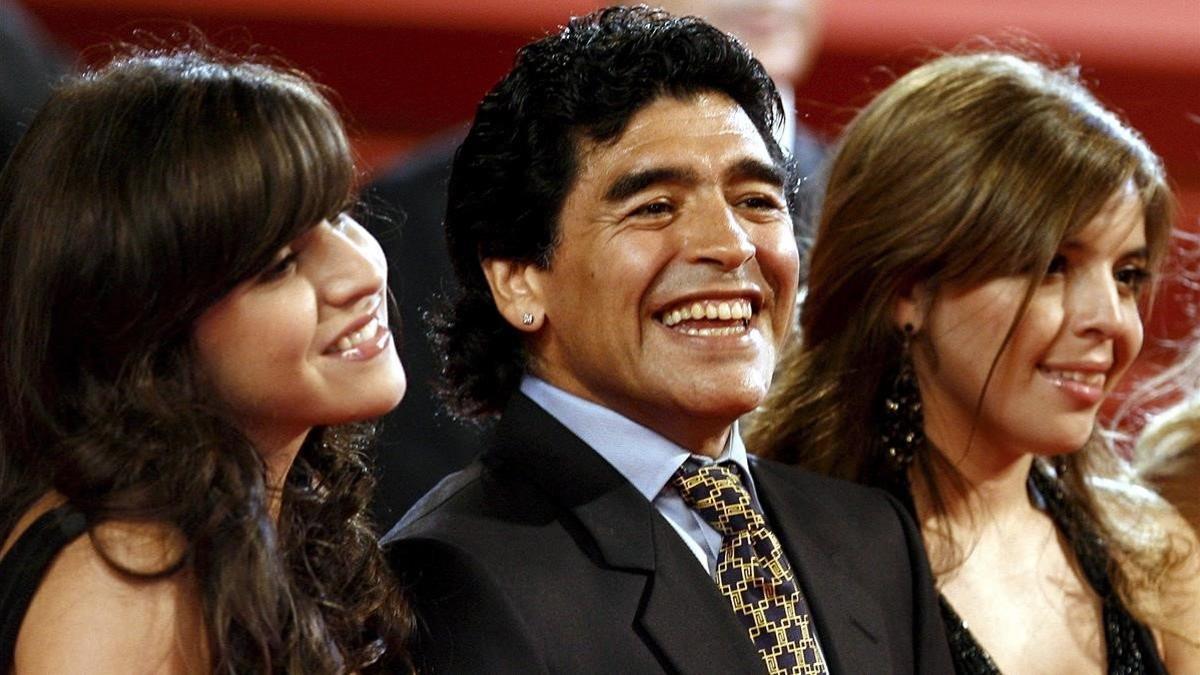 Maradona, entre sus hijas Giannina (izquierda) y Dalma, en la presentación del documental sobre su vida en el Festival de Cannes, el 20 de mayo del 2008