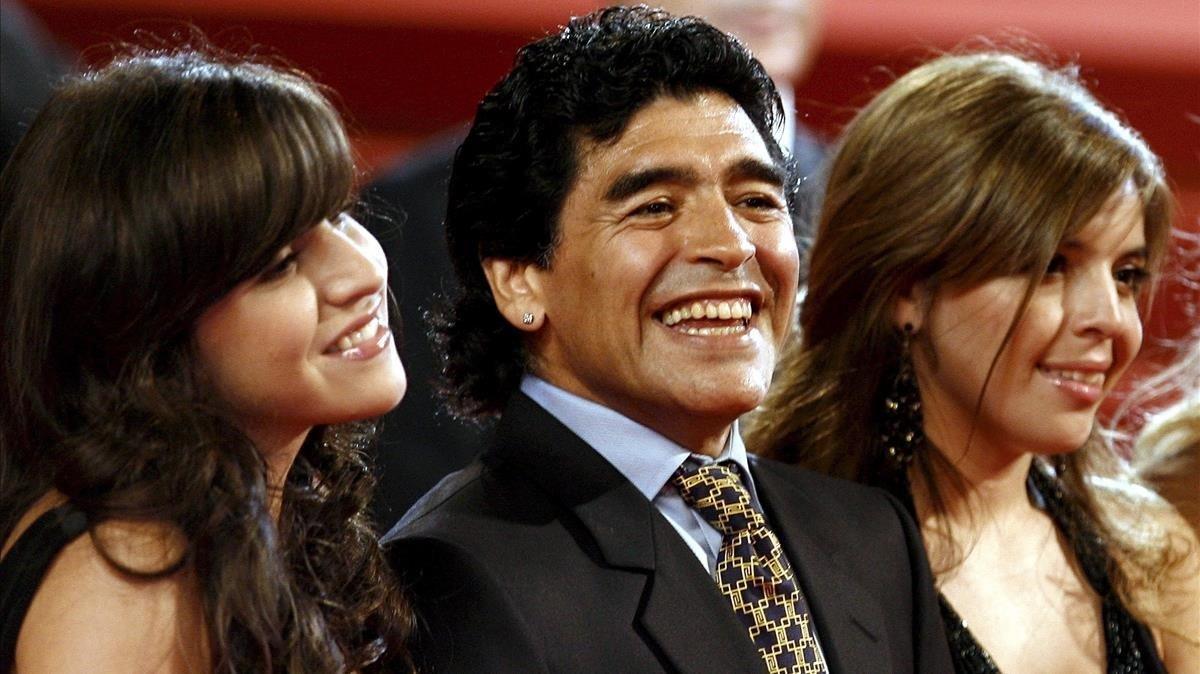 Maradona, entre sus hijas Giannina (izquierda) y Dalma, en la presentación del documental sobre su vida en el Festival de Cannes, el 20 de mayo del 2008.