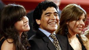 Maradona, entre sus hijas Giannina (izquierda) y Dalma, en la presentación del documental sobre su vida en el Festival de Cannes, el 20 de mayo del 2008.