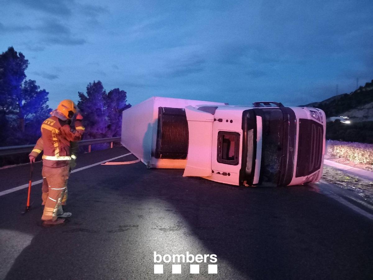 El camió bolcat a l'AP-7