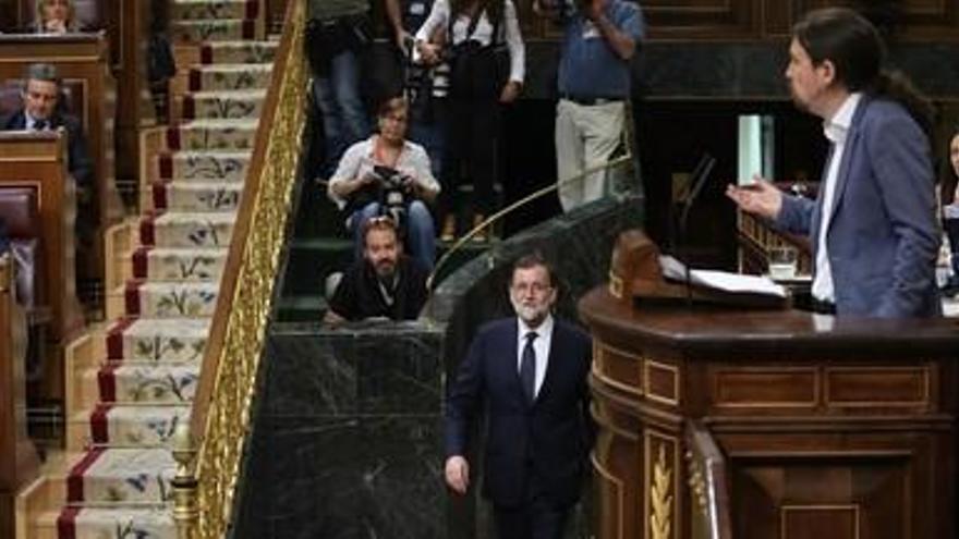 Iglesias hurga en la corrupción y Rajoy se aferra a la estabilidad en la moción de censura