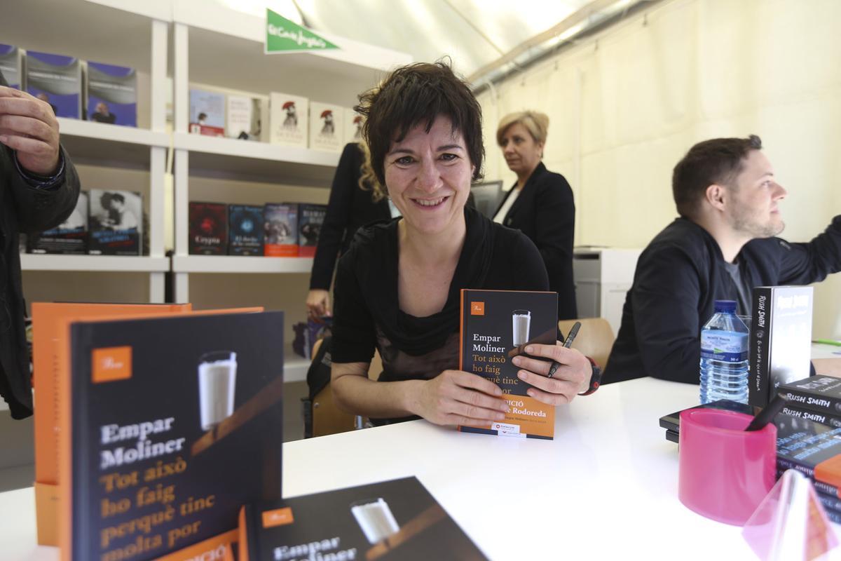 La escritora Empar Moliner firma libros en Barcelona.