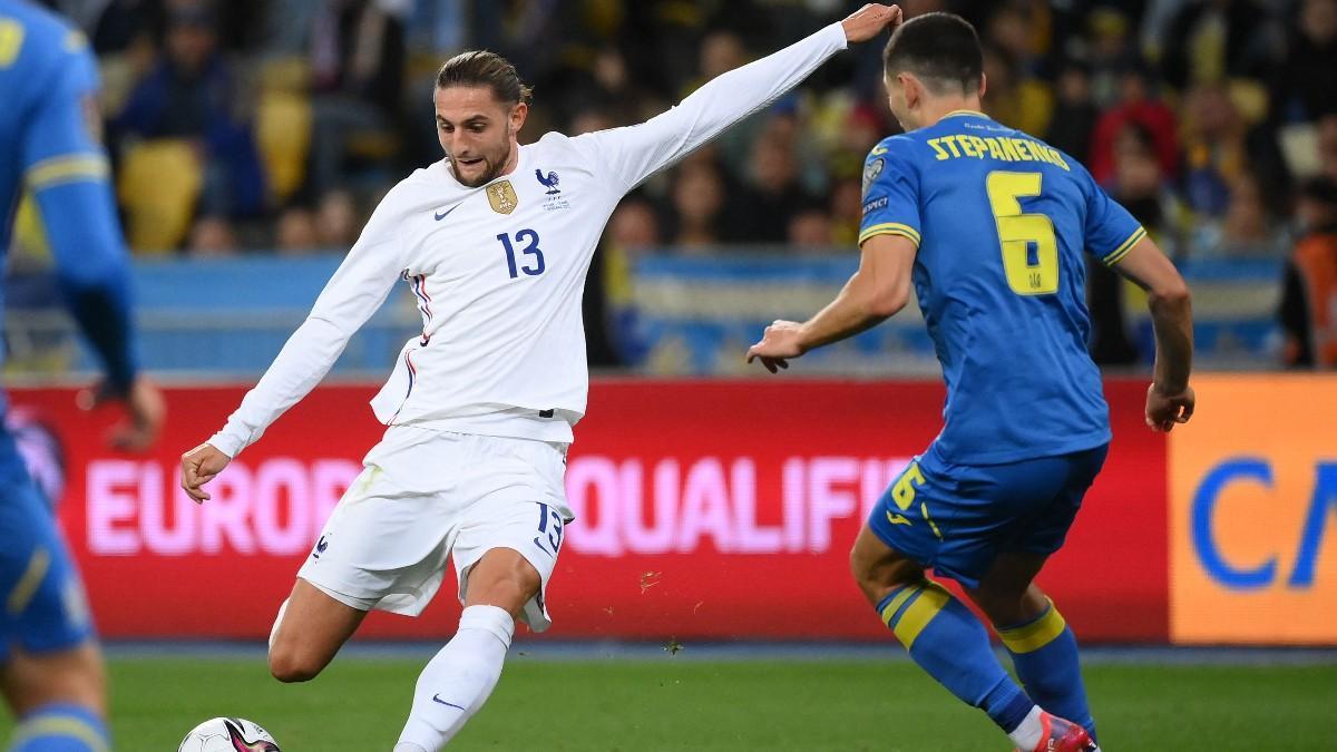 Adrien Rabiot ensaya un tiro ante Stepanenko durante un Ucrania-Francia