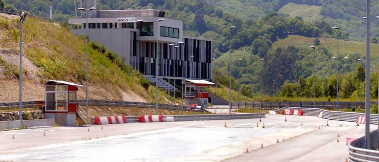 El circuito y el edificio de Cisvial en el alto de Santo Emiliano.