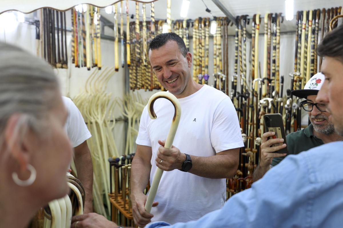 Vicent Mompó sostiene un bastón en uno de los puestos tradicionales de la Fira.