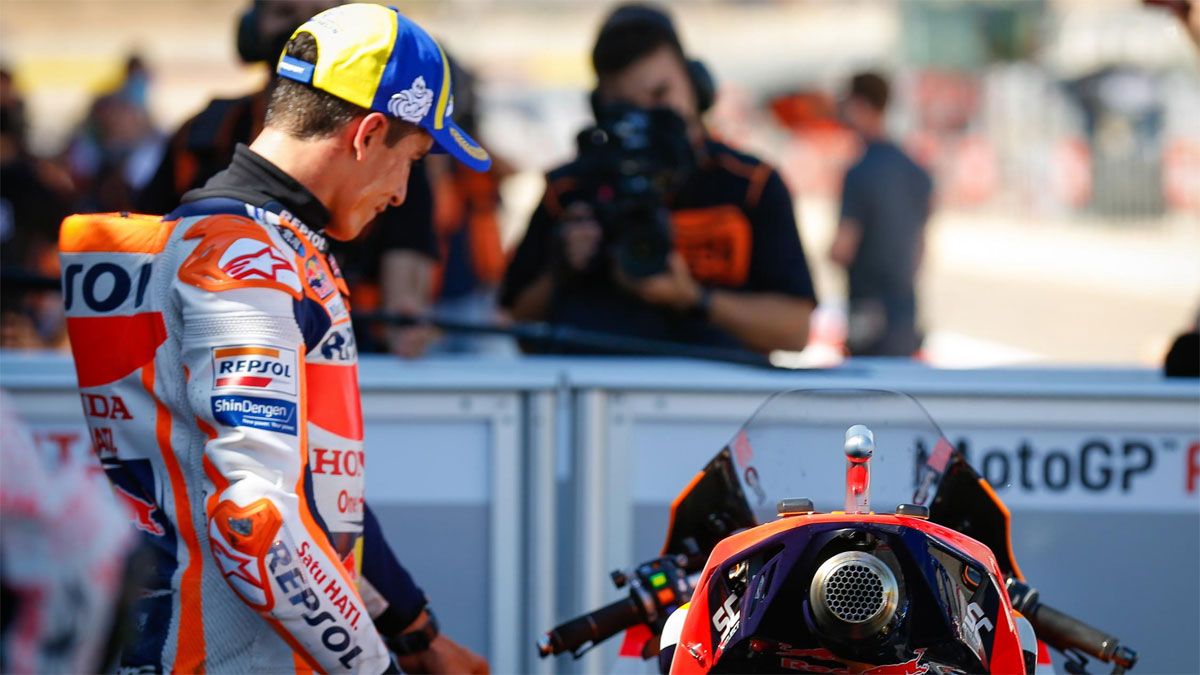 Marc Márquez mira su Honda tras salir a pista en Misano