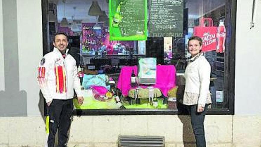 Fernando Serna y Rosa Paños posan con los regalos de la rifa. | Cedida