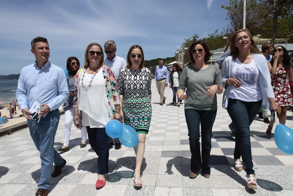 La ''número dos'' de Rajoy ha participado esta mañana en un paseo por Samil junto a los candidatos populares por Pontevedra, Alfonso Rueda y Elena Muñoz