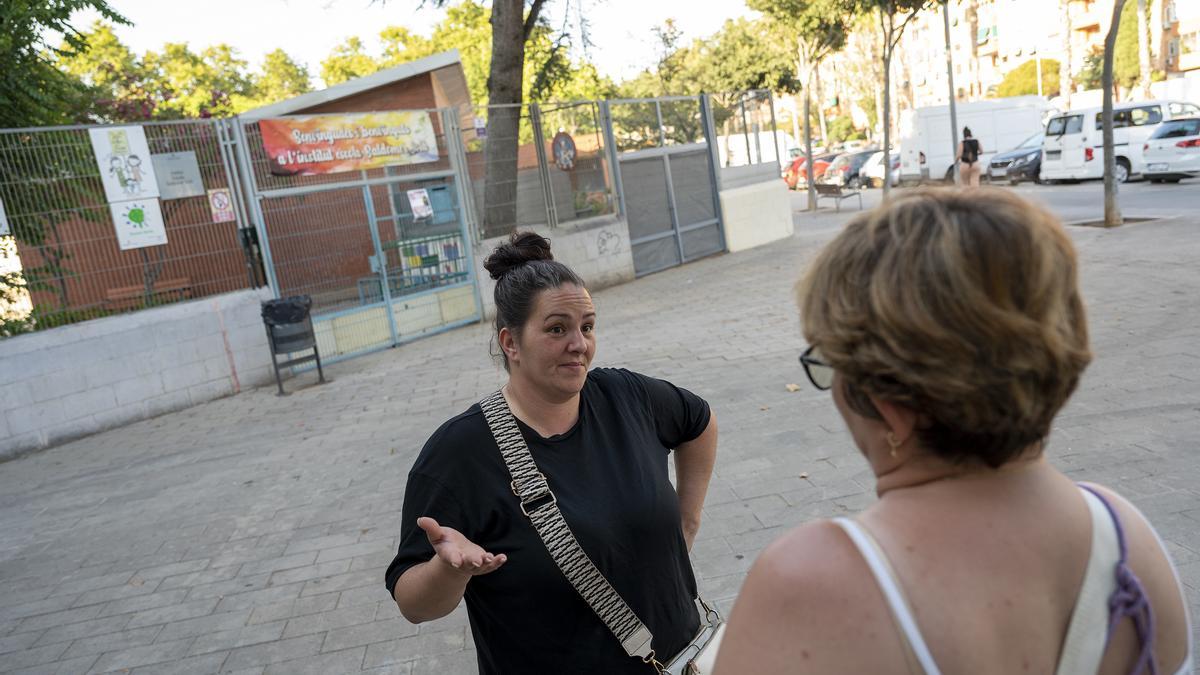 Tamara Lunas, miembro del AFA del IES Baldomer Solà, en Badalona, el pasado jueves, delante de la escuela.