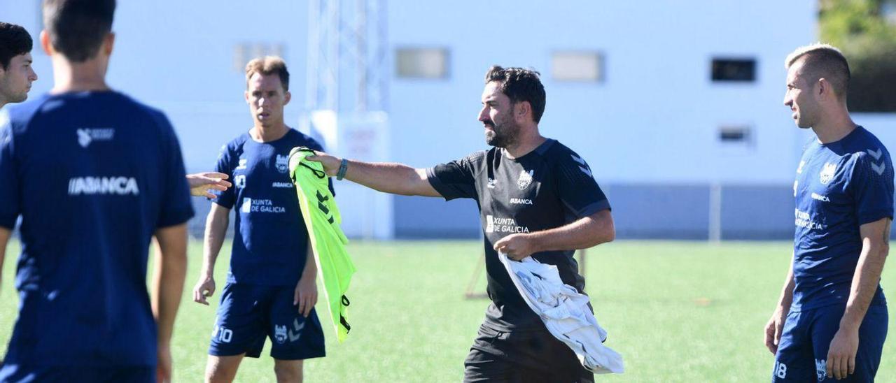 Antonio repartiendo petos en un entrenamiento del Pontevedra. |  // GUSTAVO SANTOS