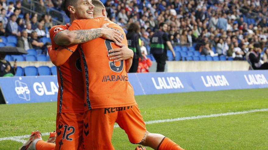 Carreira abraza a
Alfon tras su gol.
| Juan Herrero