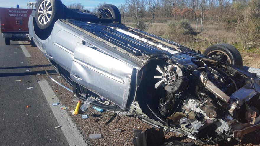 Grave accidente en Mombuey: un coche da varias vueltas de campana