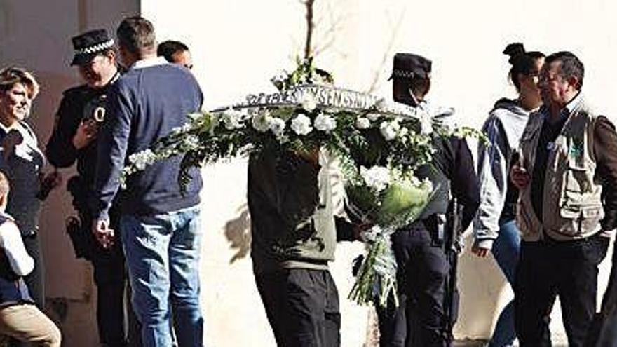 Serveis funeraris porten corones de flors al tanatori de la barriada malaguenya d&#039;El Palo