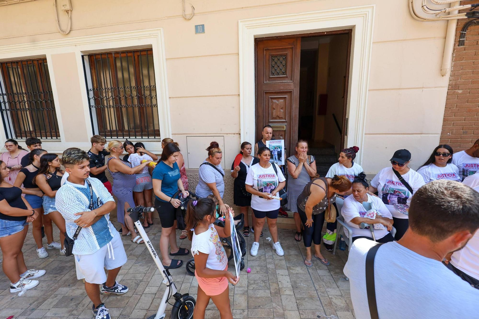 Familiares y amigos de Petar Krasimirov, asesinado a cuchilladas en Carcaixent, guardan un minuto de silencio