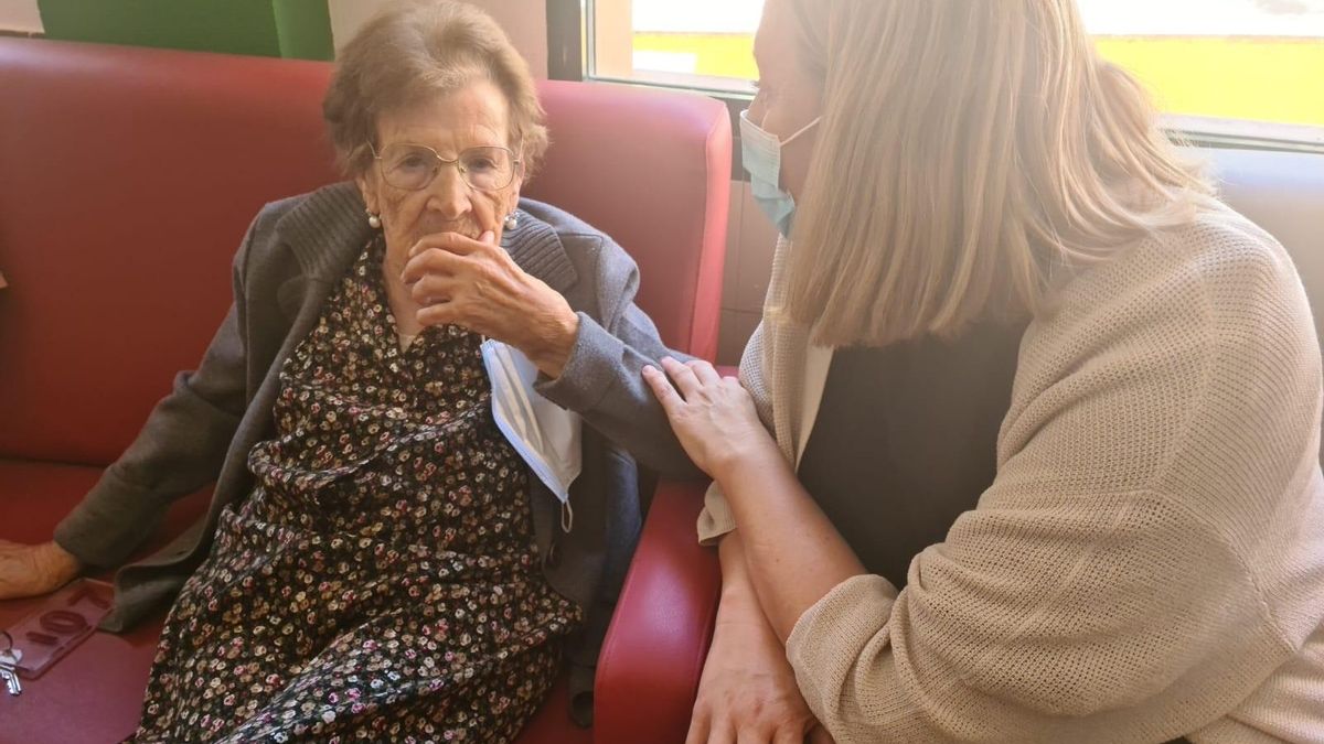 La Consejera de Familia visita la residencia juvenil Doña Urraca, con desalojados del incendio y brigadistas