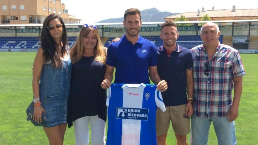 Joni, junto a Boria, Aarón, su madre y su novia el día de su presentación con el Alcoyano