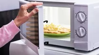 Descongelar sin cocinar en el microondas: así es el truco de los dos minutos