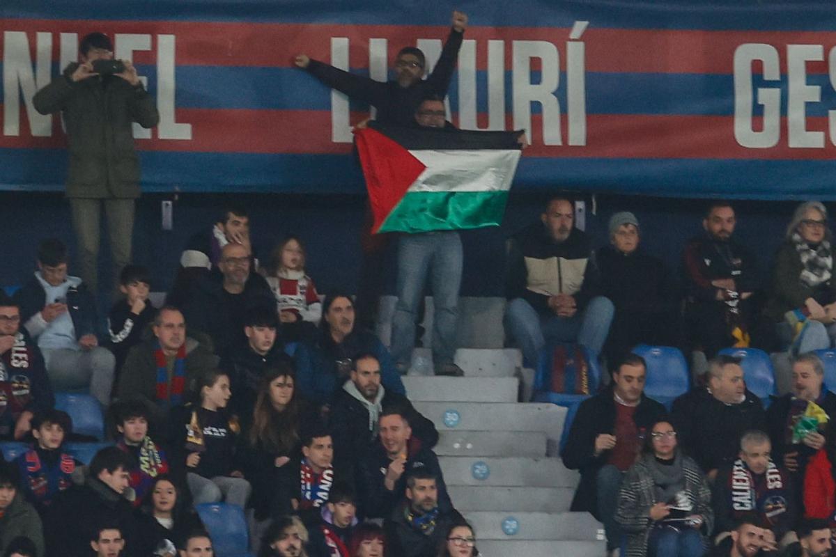 Uno de los aficionados mostró una bandera de Palestina contra el fichaje de Tay Abed.