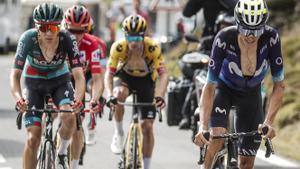 TOURMALET (FRANCIA), 08/09/2023.-El ciclista español Enric Mas (d) del Movistar Team, y Cian Uijtdebroeks (i), del equipo Bora-hansgrohe, durante el ascendo al Col du Tourmalet durante la 13ª etapa de la Vuelta Ciclista a España entre Formigal y el Col du Tourmalet, de 134,7 km, este viernes. EFE/Manuel Bruque