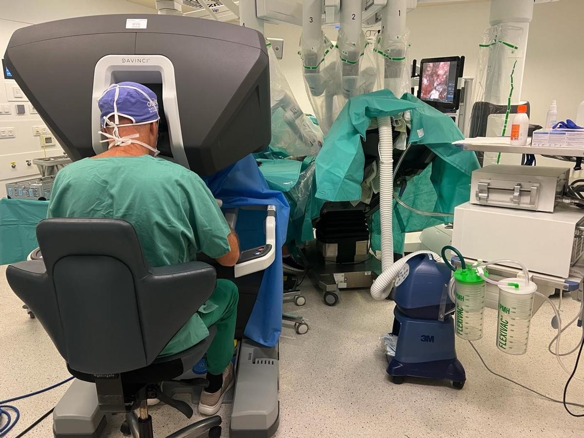 Un cirujano, a los mandos de la consola del robot Da Vinci, durante una cirugía en el Hospital Universitario de A Coruña (Chuac).