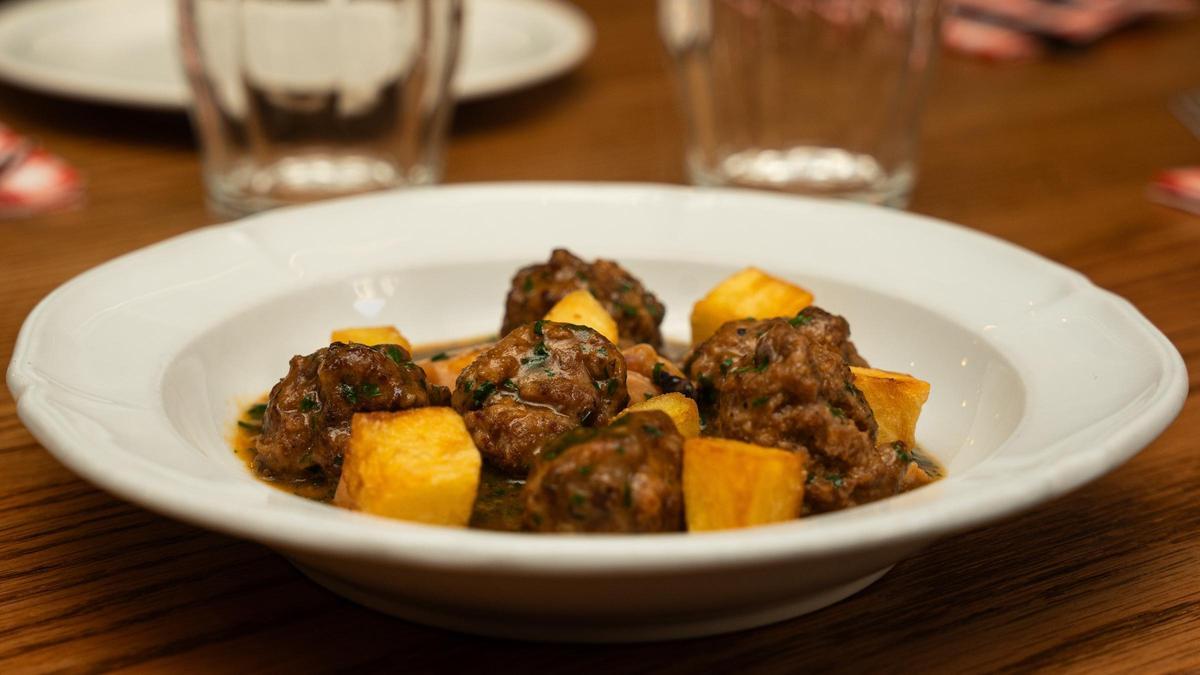 Las albóndigas con sepia del Café de lAcadèmia.