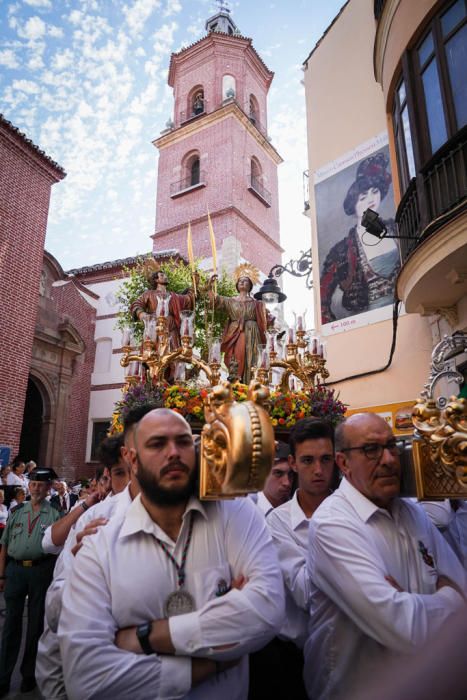 El trono con ambas imágenes ha salido del interior de la iglesia de los Mártires al ritmo de malagueñas y verdiales.