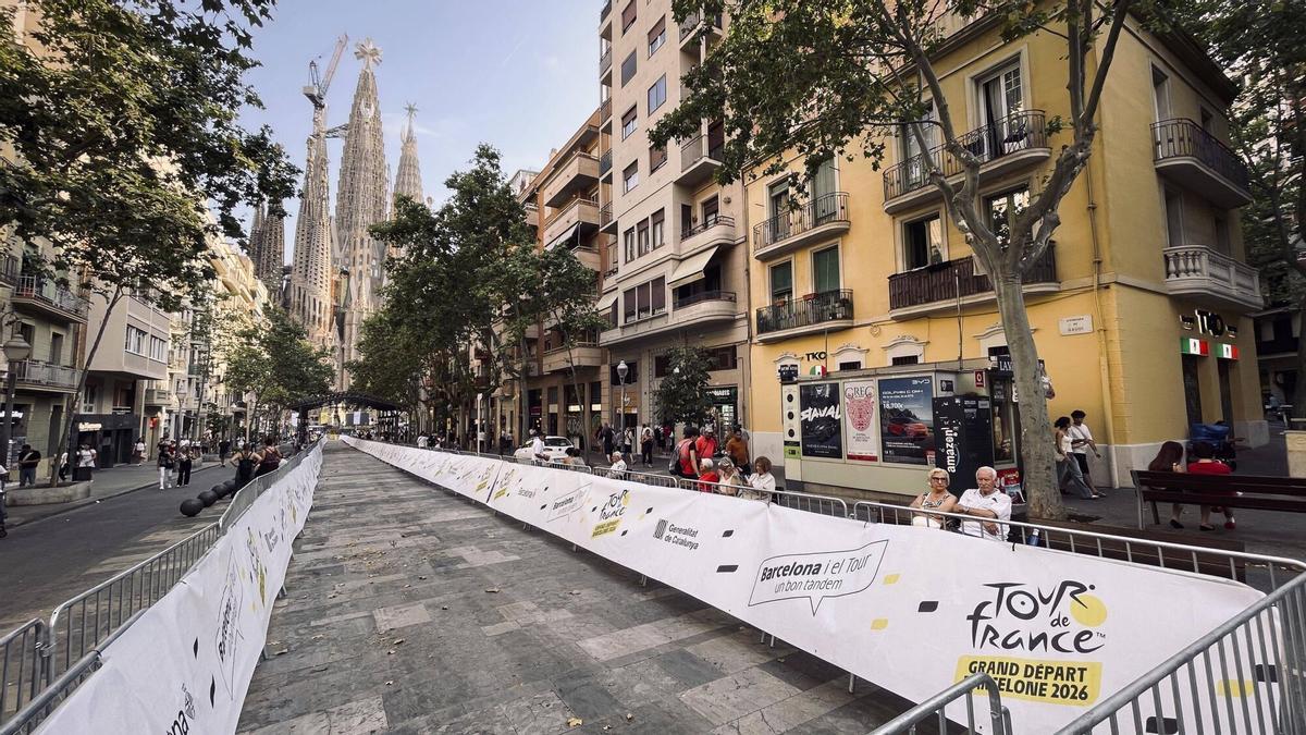 Vallas instaladas en la avenida de Gaudí, cerca de la Sagrada Família.