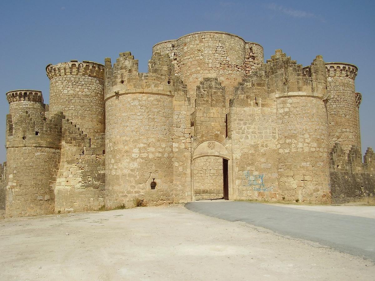 El castillo de Belmonte, en Cuenca, es uno de los lugares que merece la pena visitar en Castilla- La Mancha.