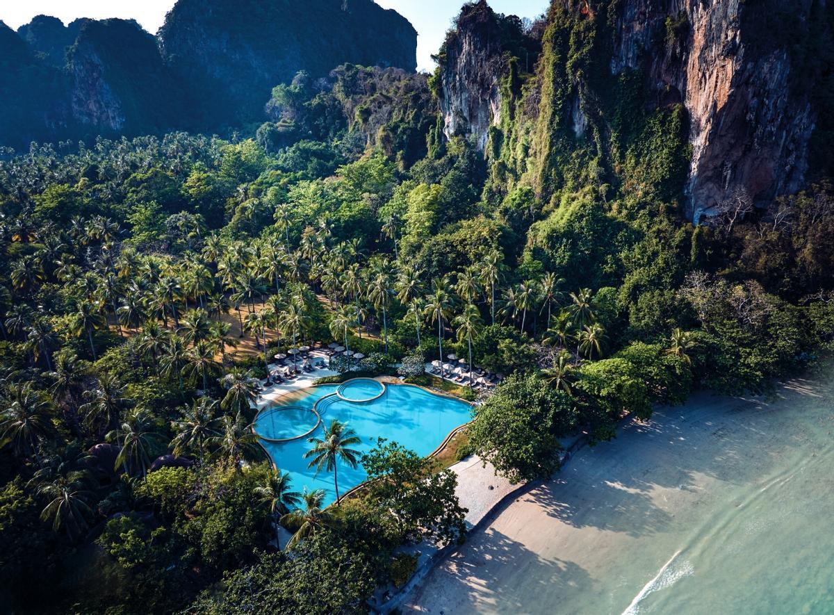 Vistas de la piscina y el exuberante entorno del Rayavadee Resort.