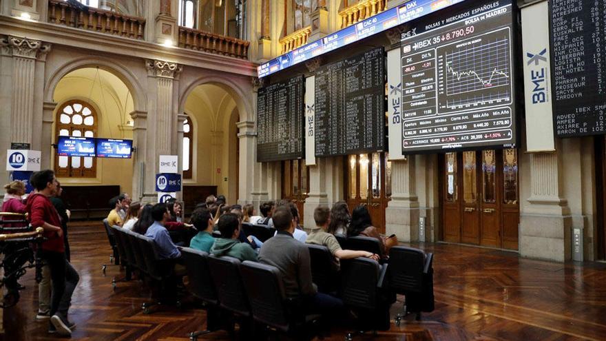 Los fondos de inversión incluyen entre sus categorías los productos de renta variable. En la imagen, una visita de estudiantes a la Bolsa.