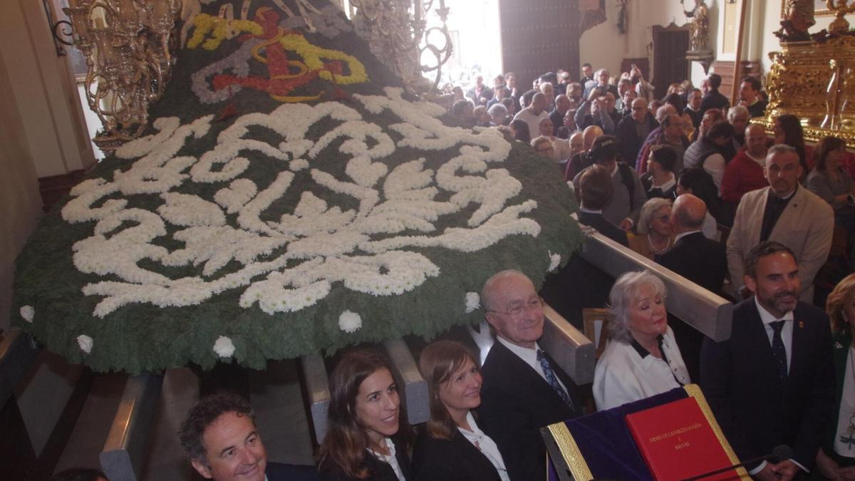 Ofrenda floral del Ayuntamiento de Málaga a la Virgen de las Penas
