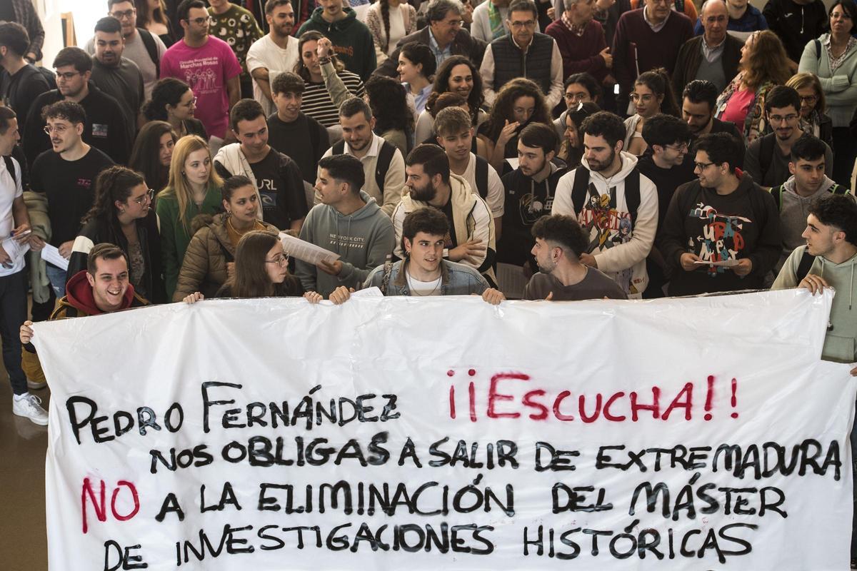 Estudiantes y profesores durante la protesta de esta mañana.