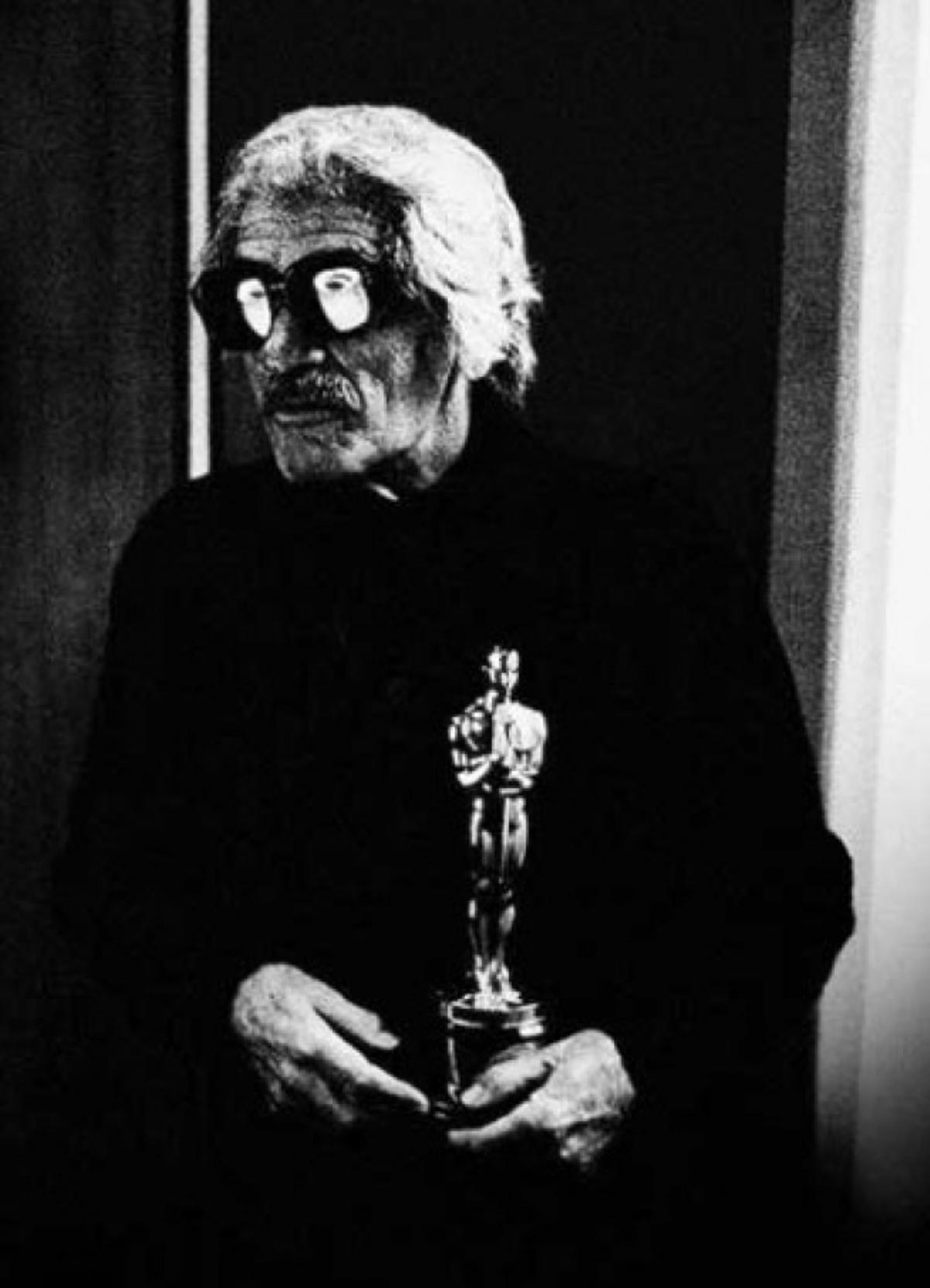 Luis Buñuel posa disfrazado con el Oscar que consiguió.