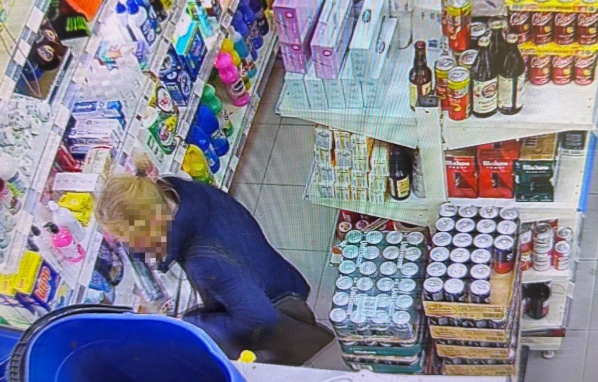 Imagen de la mujer en el supermercado antes de ser detenida.