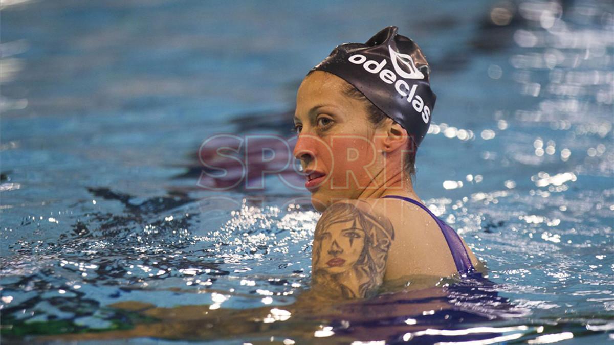 Las futbolistas del Barça se divirtieron en su visita a las waterpolistas del CN Sabadell