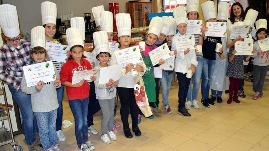 Los participantes en el curso, con sus diplomas.