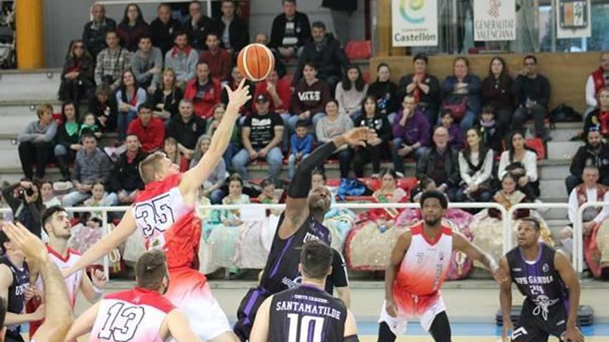 El salto inicial entre Miller y un rival en el partido Benicarló-Gandia del pasado sábado.